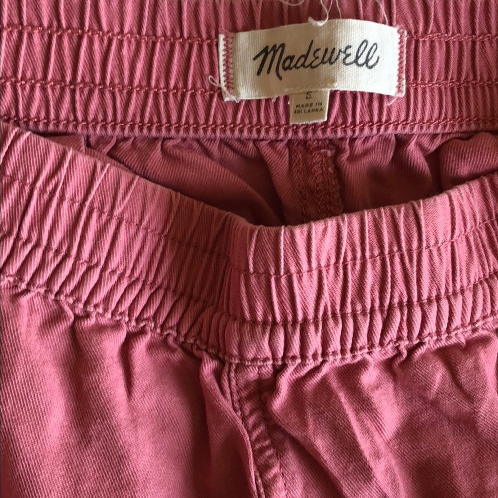 Tie-side pull on Madewell cotton shorts